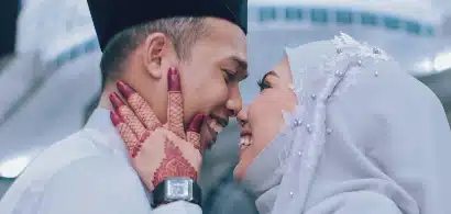 Couple souriant en tenue traditionnelle.