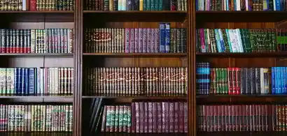 Étagères remplies de livres multicolores.